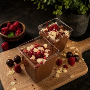 Mousse au Chocolat mit Himbeertopping
