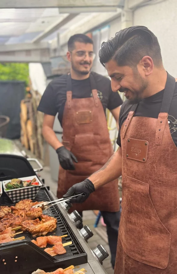 Edi und Erhan Edip beim gemeinsamen Grillen
