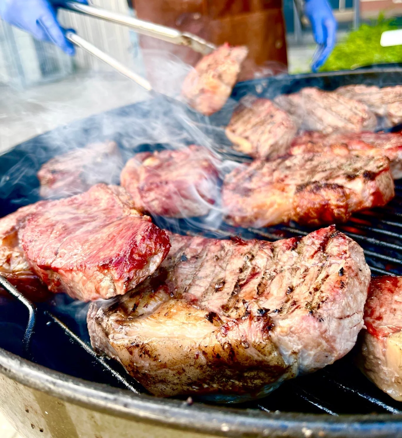 Steaks über offenem Grillfeuer