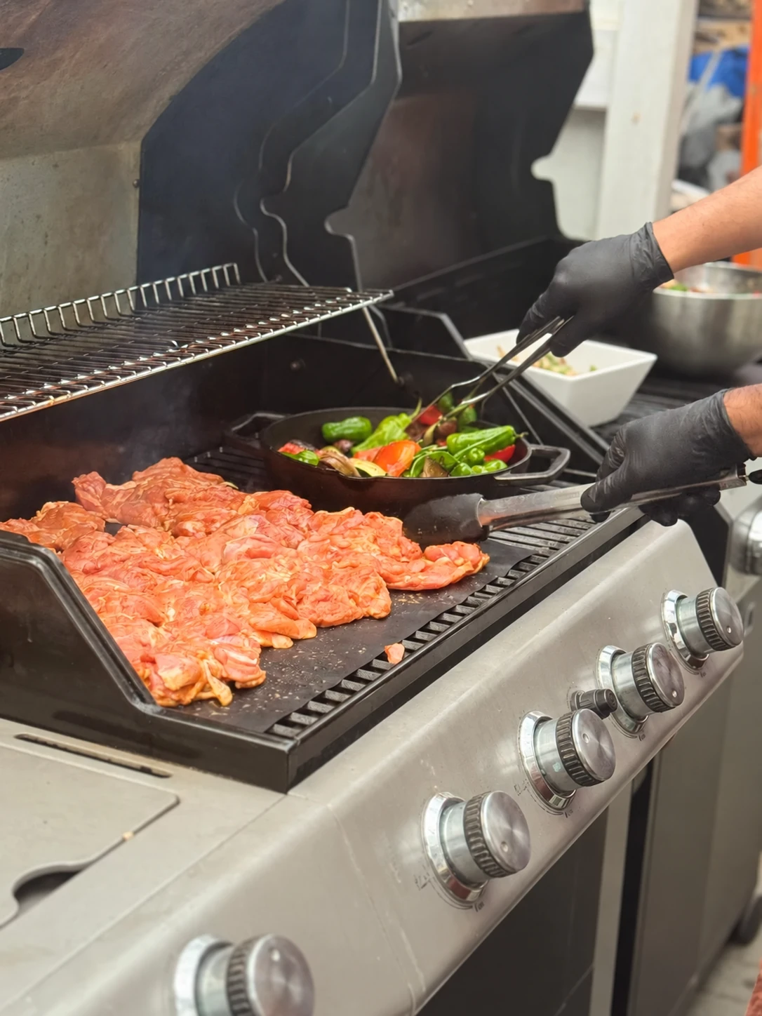 Mariniertes Fleisch und Paprika garen auf der heißen Grillplatte