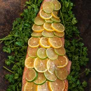Lachs mit Zitrusfrüchten und frischen grünen Kräutern