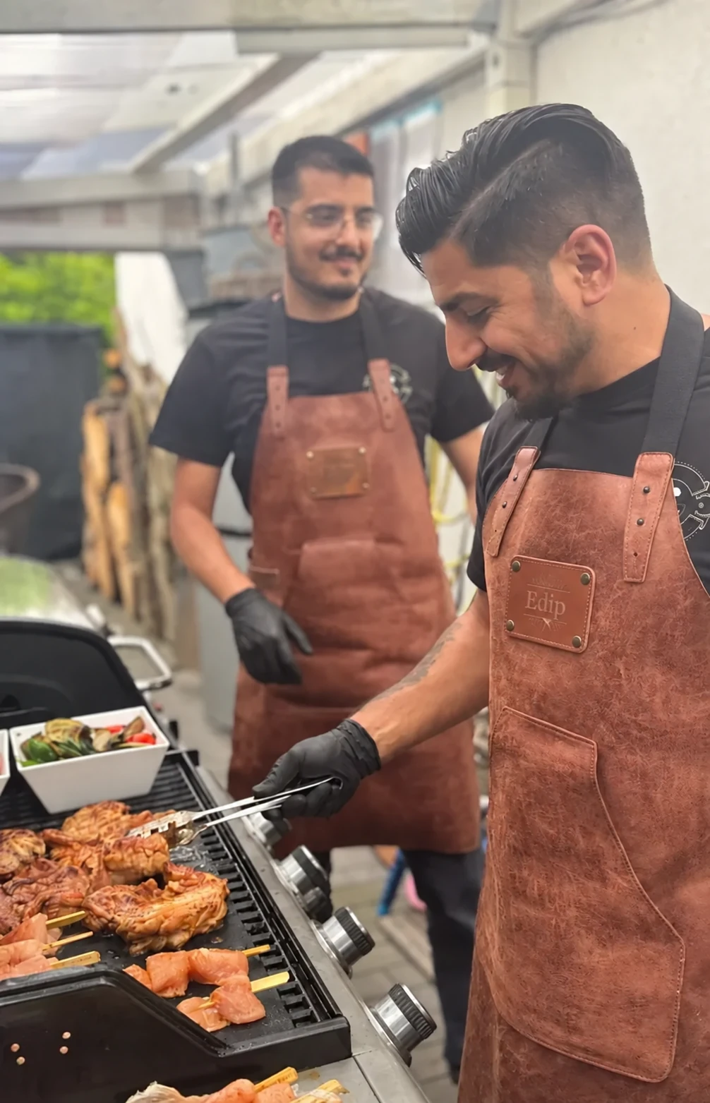 Edi und Erhan Edip beim gemeinsamen Grillen