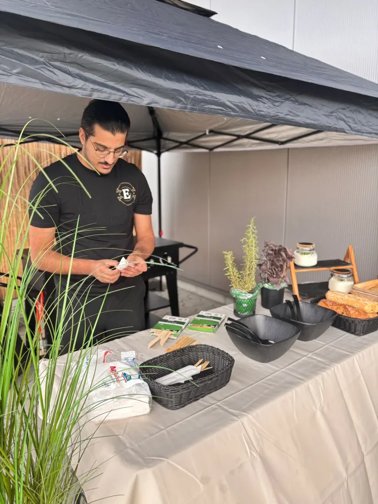 Aufbau der Catering-Station unter dem Pavillon