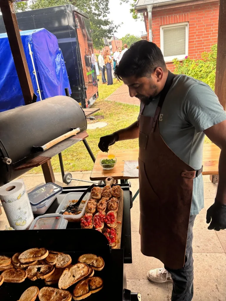Bruschetta werden beim Event am Grill garniert