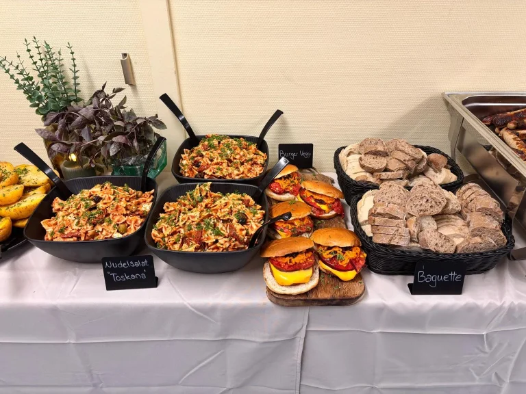 Buffet mit Nudelsalat Toskana, Veggie-Burgern und Baguette
