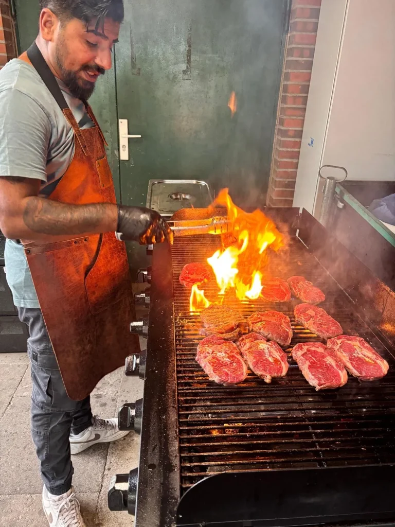 Ribeye-Steaks über offener Flamme auf dem Grill