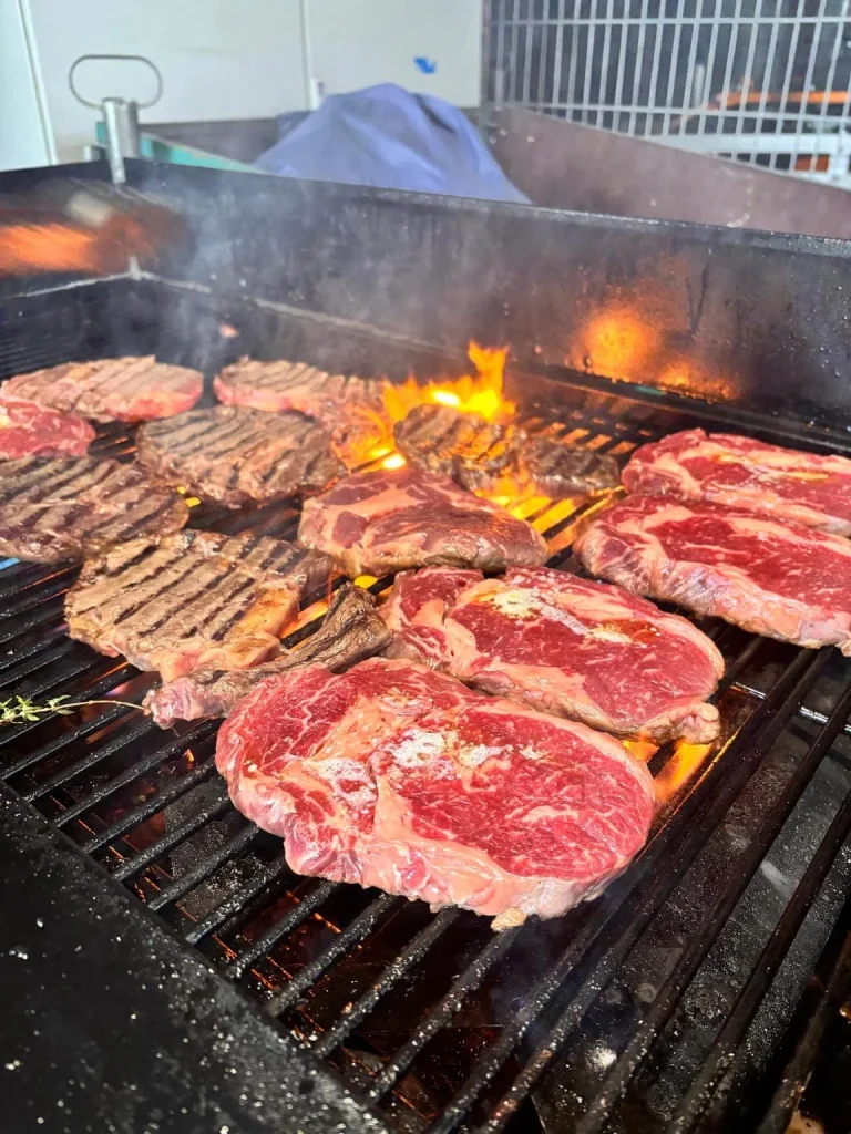 Ribeye-Steaks auf dem heißen Grillrost