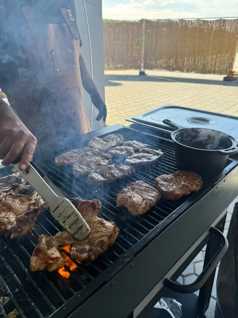 Marinierte Steaks werden auf dem Grill gewendet