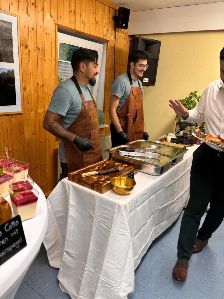 Das Team von Edip's BBQ an der Buffet-Station