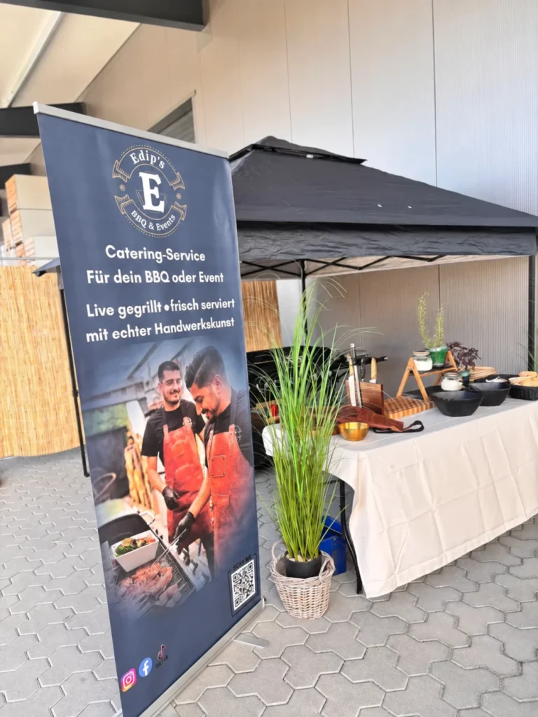 Catering-Station mit Roll-up von Edip's BBQ & Events